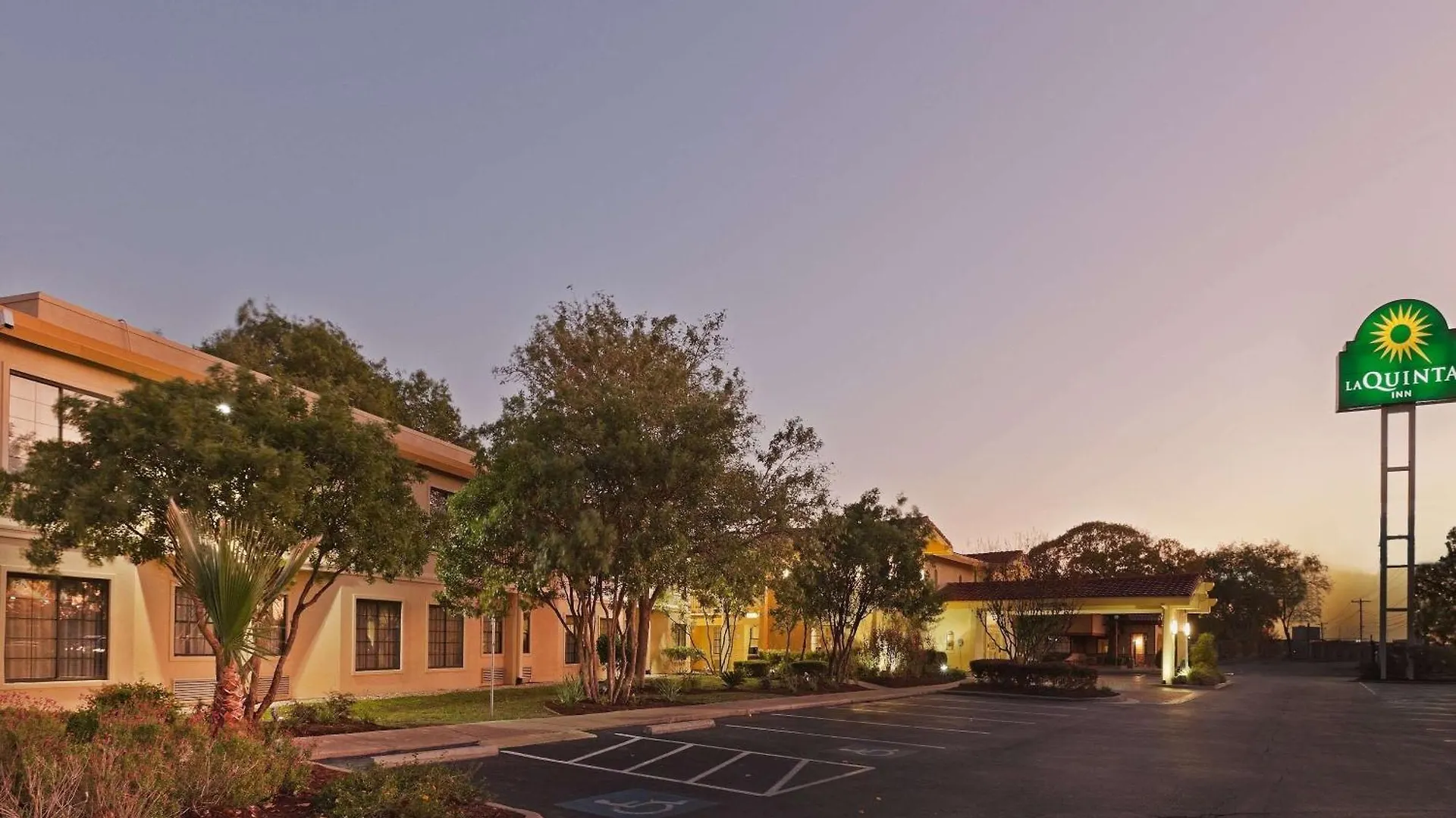 15 Budget Hotels Near Austin Convention Center Worth Booking