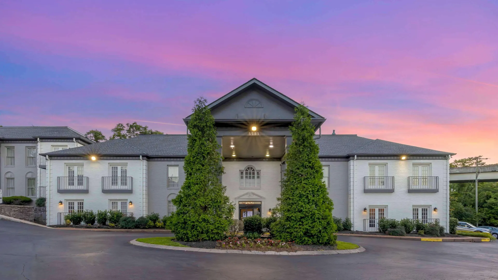 5 Business Hotels Near The Mall at Green Hills Worth Booking