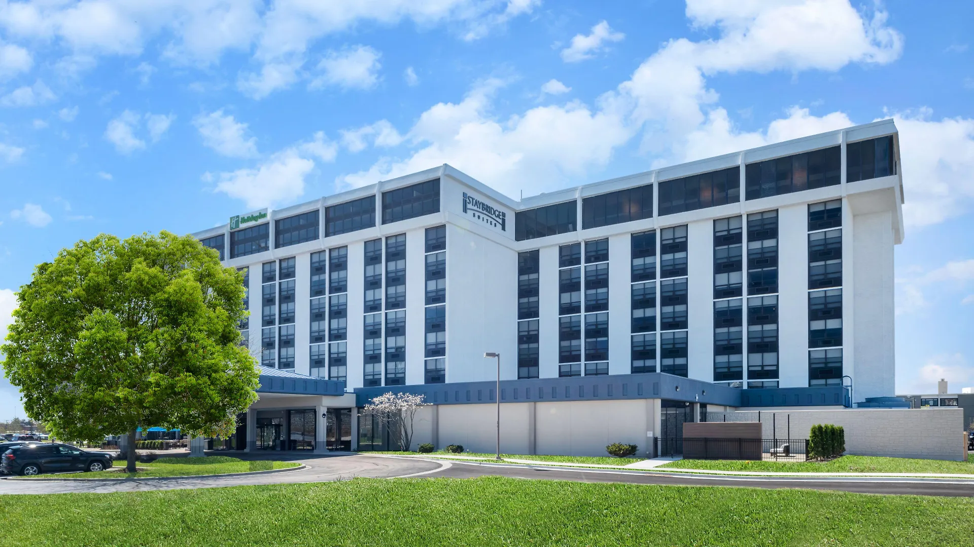 Staying Near Allstate Arena: 4 Business Hotels Compared