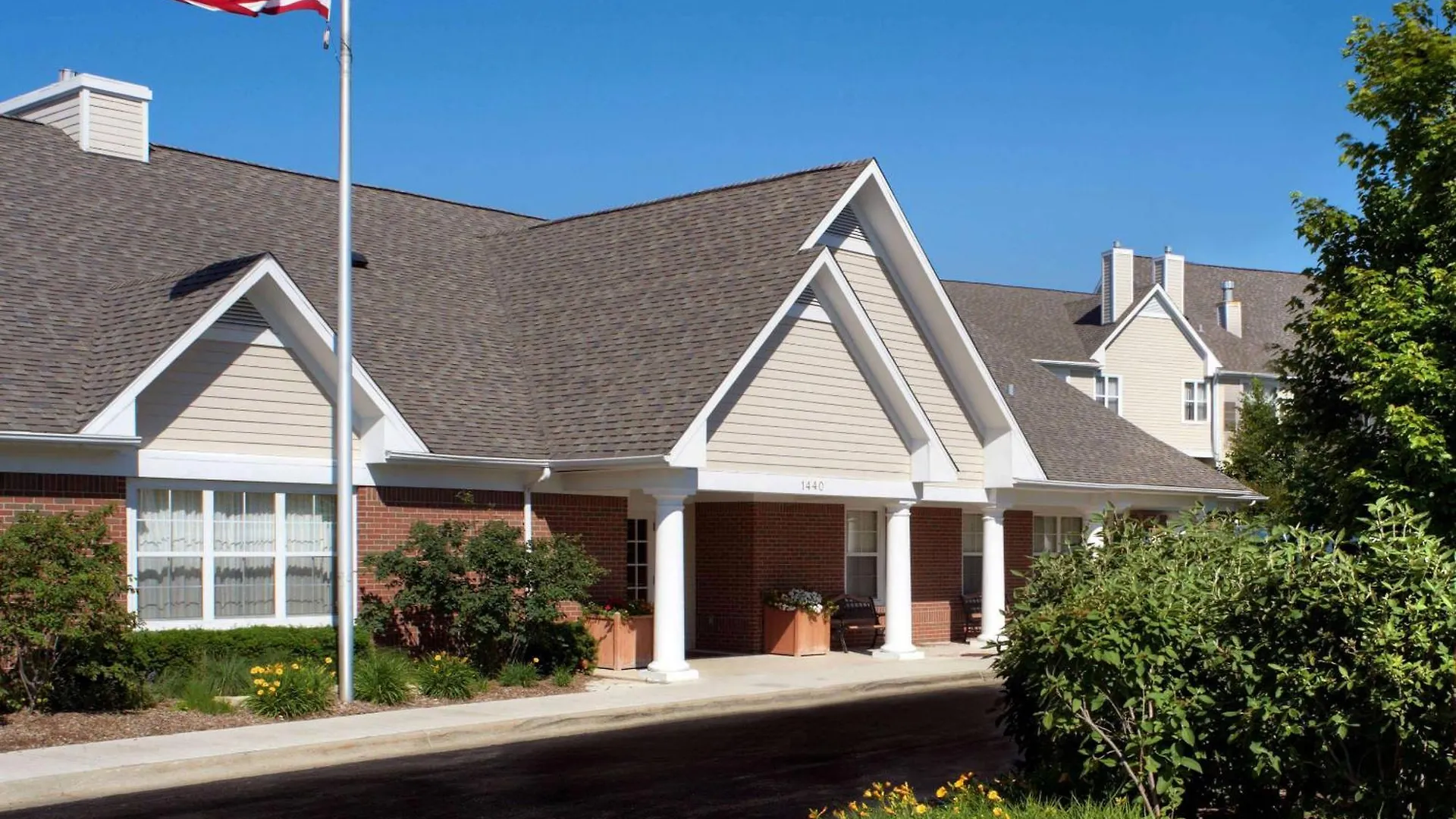 4 Smart Business Hotels Near Knollwood Club Golf Course
