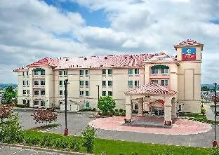 Staying Near Lucky's Grand Casino: 2 Business Hotels Compared