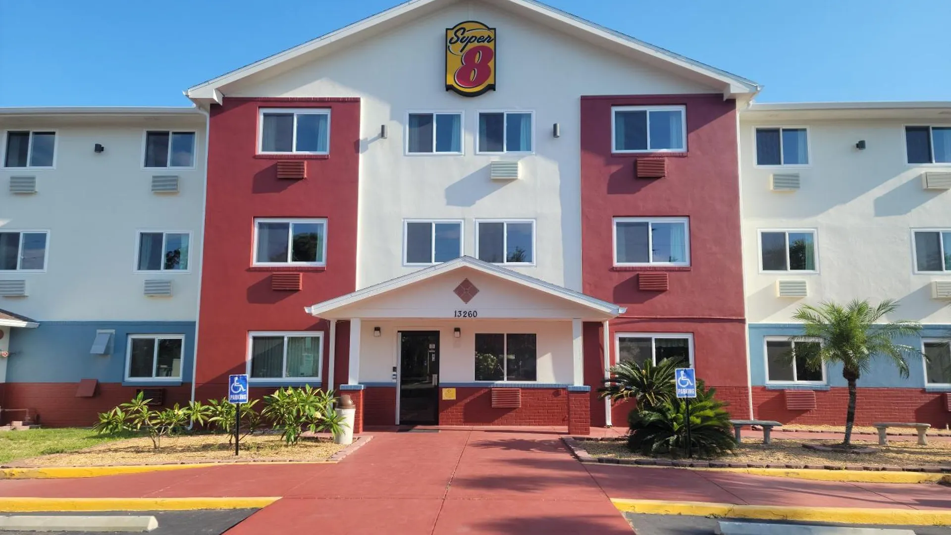 4 Airport Hotels Close to Minnreg Hall in Largo