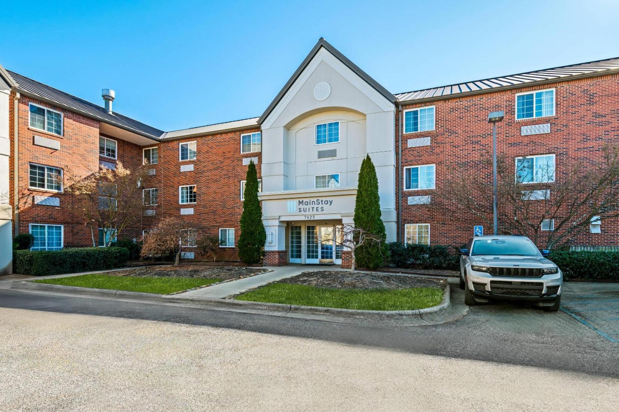 9 Business Hotels Near City Lake Park Worth Booking in Greensboro
