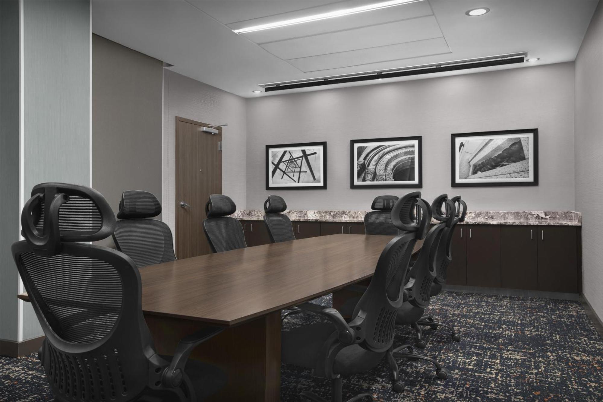 13 Airport Hotels Near Smithsonian Institution That Deliver