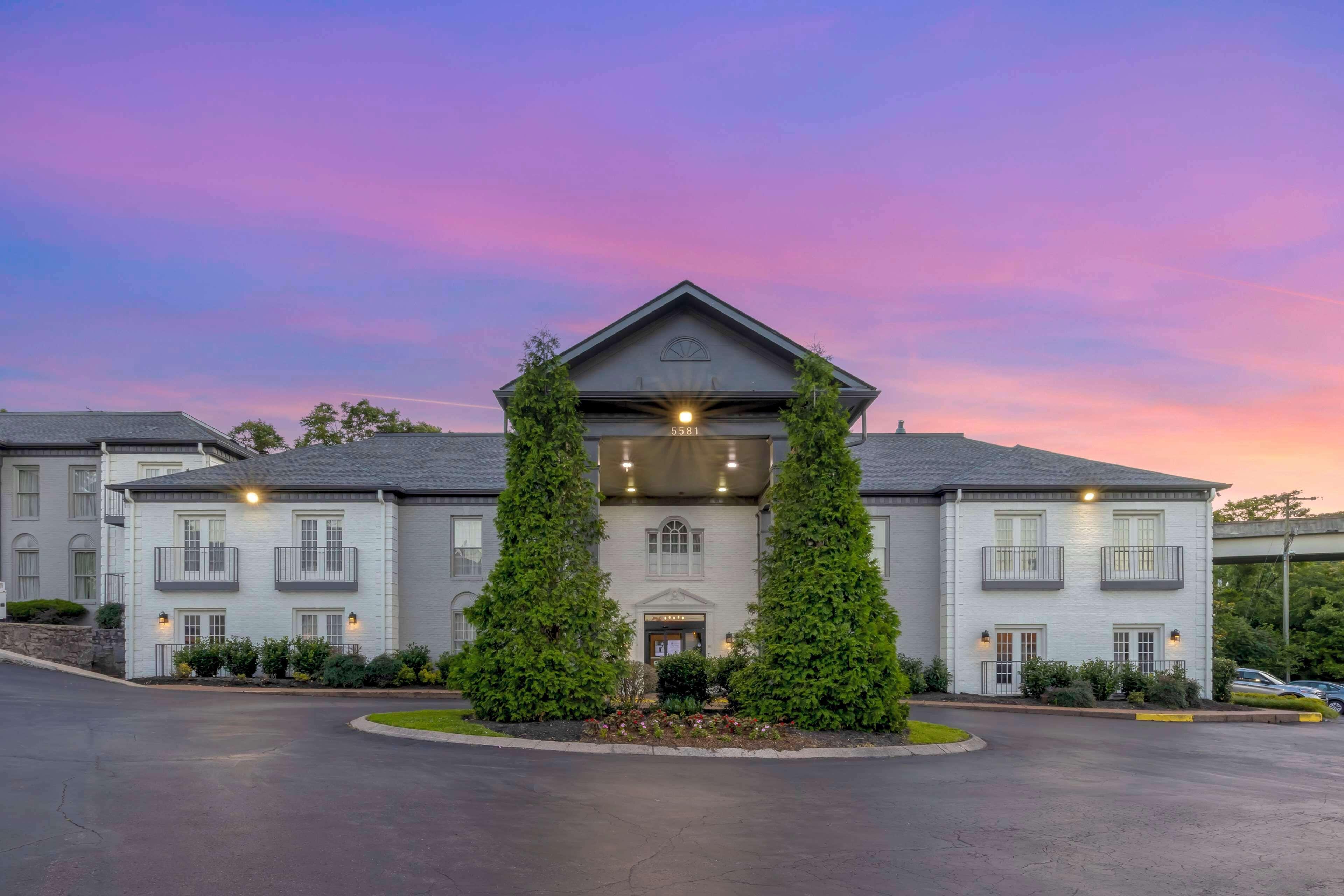 5 Business Hotels Near The Mall at Green Hills Worth Booking