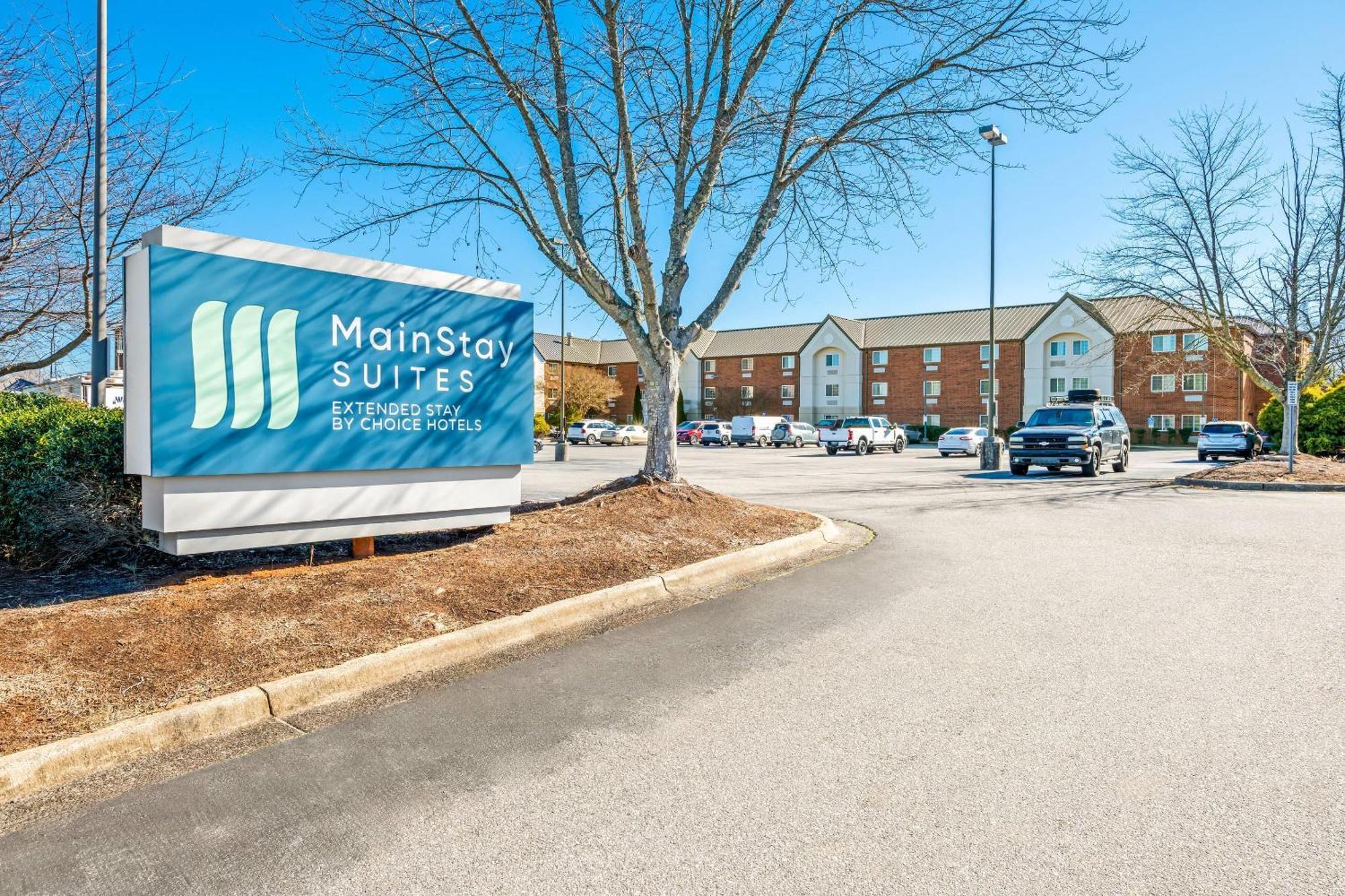 Where to Stay Near Oak Hollow Park Golf Course: 4 Business Hotels