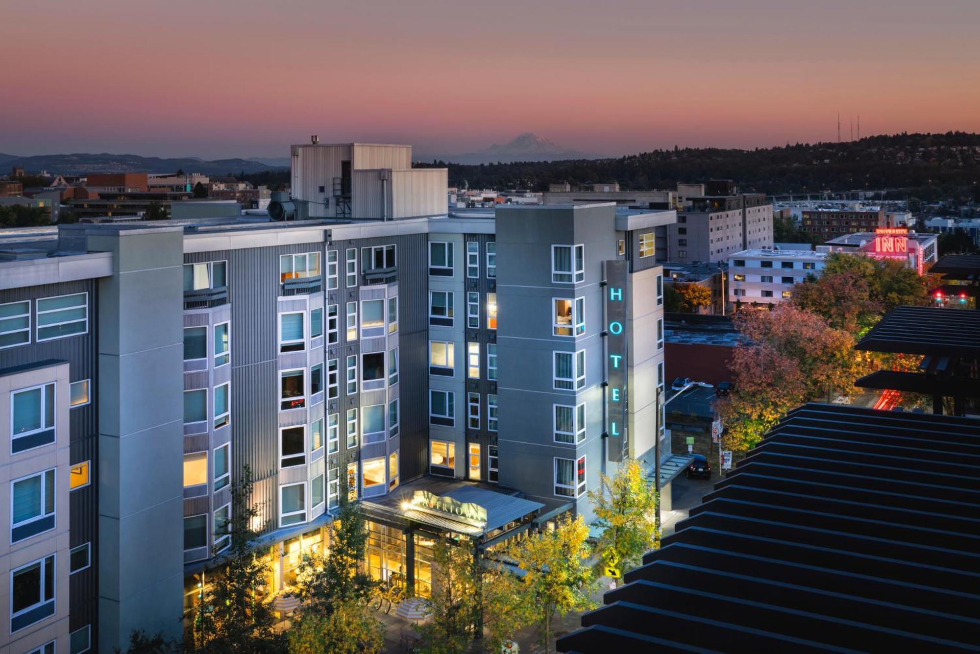 8 Airport Hotels Near University of Washington That Deliver