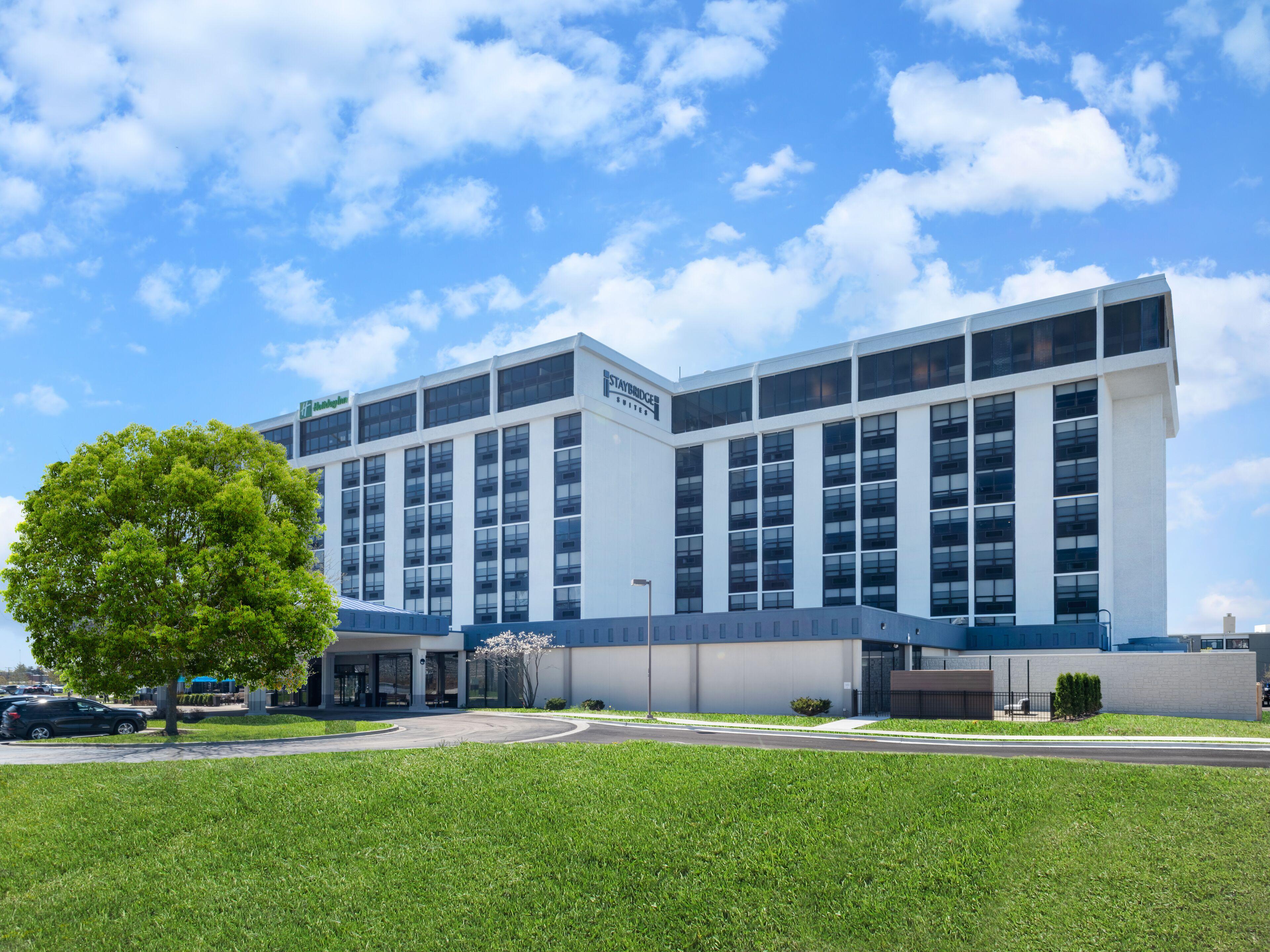 Staying Near Allstate Arena: 4 Business Hotels Compared