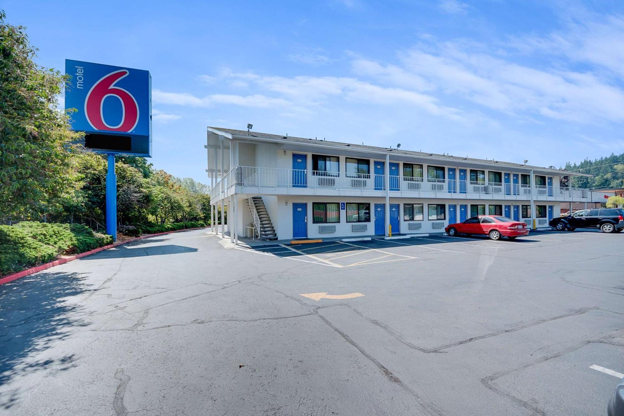 5 Budget Hotels Near Mindport Exhibits That Won't Break the Bank