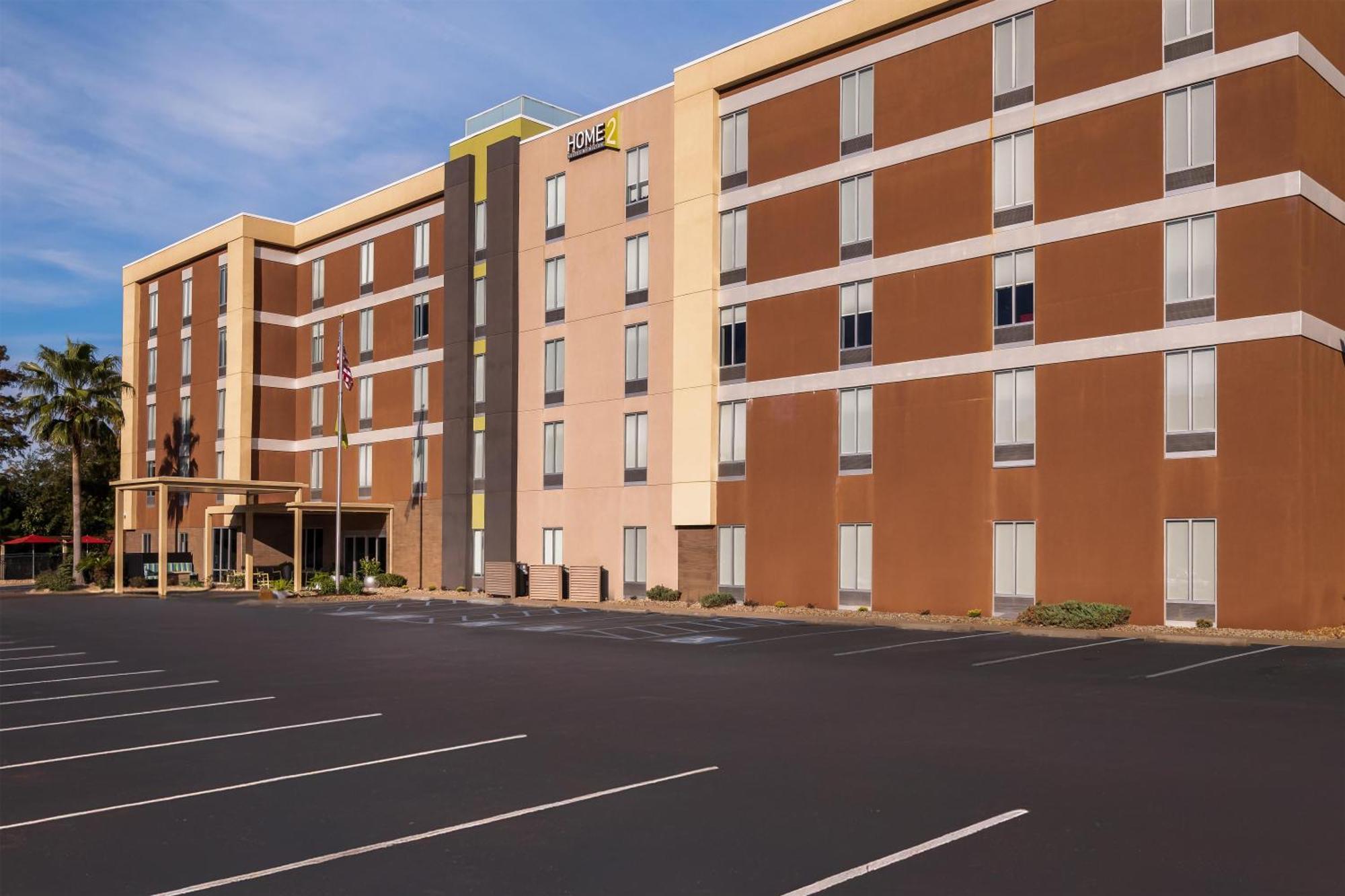 4 Smart 3-Star Hotels Near John Henry Beck Park