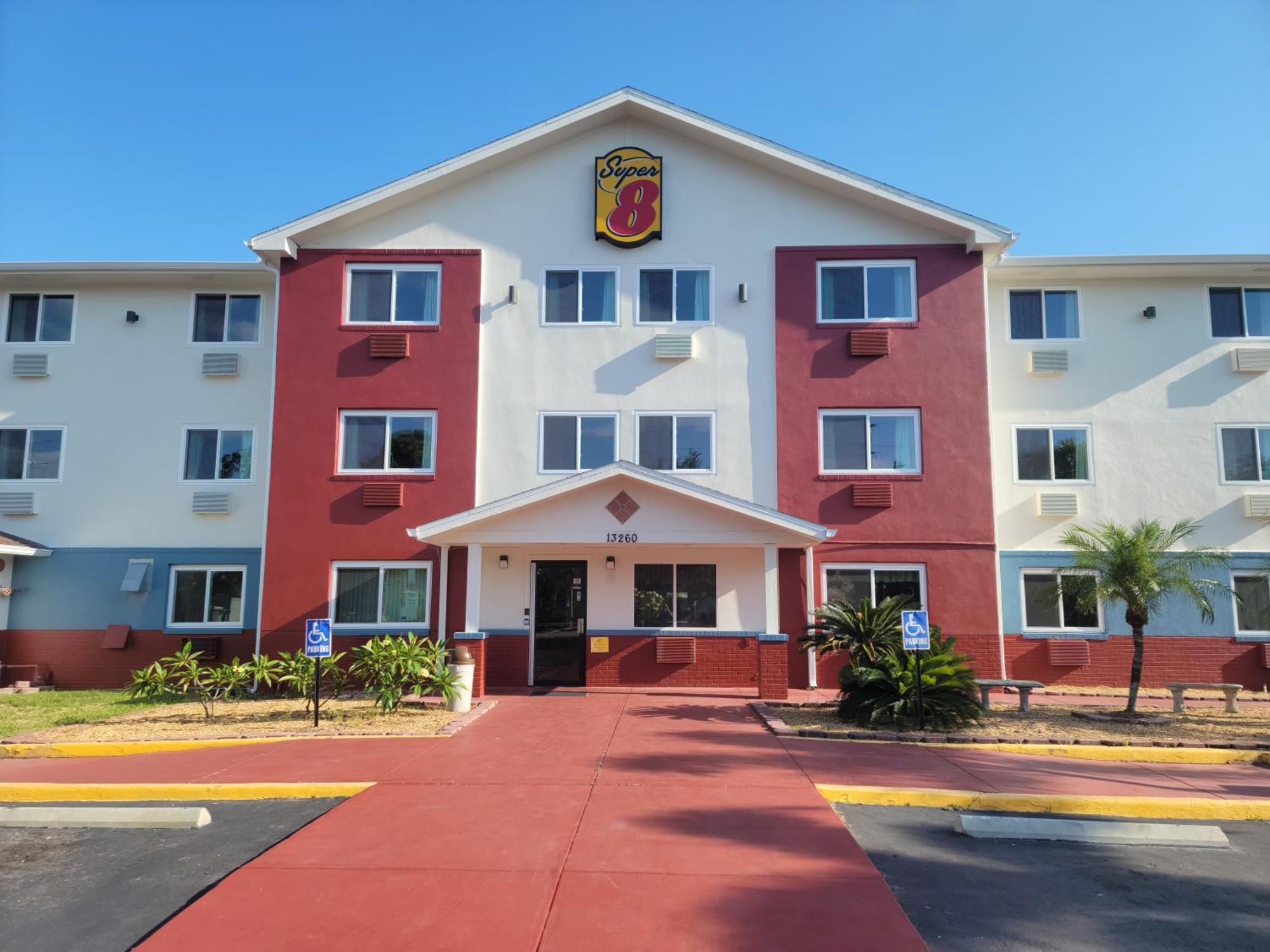 4 Airport Hotels Close to Minnreg Hall in Largo